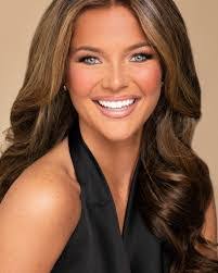 Elizabeth Mendel's Instagram, Twitter & Facebook