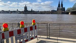 Konnten sie sich rechtzeitig in sicherheit bringen? Hochwasser Ticker Die Hochwasser Pegel Am Rhein Steigen Weiter
