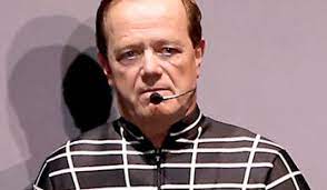 Ralf hütter (born in krefeld, germany, 1946) is a german singer and musician through kraftwerk, hütter helped to pioneer and popularize electronic music, adopting the synthesizer as well as. Kraftwerk Grunder Ralf Hutter Wird 70 Bytefm