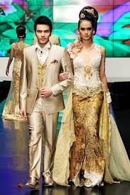 Anne Avantie Kabayas Kebaya Atasannya panjang sampai lutut, dan tak.