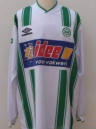 Sie trägt ihre heimspiele im sportcomplex zoudenbalch aus, zu einigen gelegenheiten finden auch spiele im stadion galgenwaard, dem stadion der ersten mannschaft, statt. Fc Groningen Home Fussball Trikots 2000 2001 Sponsored By Idee Voor Vakwerk