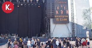 Kuuden tunnin odotus palkittiin: Fiona Neumann, 30, ja muut innokkaat  pääsivät Nightwishin keikalle lavan eteen