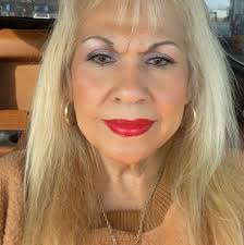 A delicious sugar free dessert that is so easy to make! 🔖Bookmark or share  this recipe to save it! Recipe: 1 Cup Heavy Whipping Cream 4 oz Cream  Cheese 1 tsp Vanilla