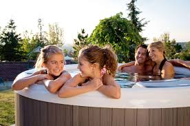 Wenn sie also eine ergänzung oder alternative zum gartenpool für die familie suchen, finden sich auch bei whirlpools erschwingliche modelle für. Outdoor Whirlpools Den Garten Ganzjahrig Nutzen Leben Wohnen Magazin Fertighauswelt De
