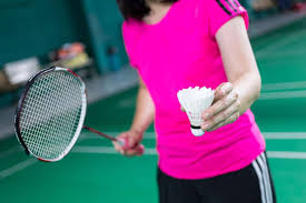 Strategi ganda badminton meliputi cara posisi badminton ganda dan cara bertahan badminton ganda, selain harus mempunyai serangan berupa smash keras yang mematikan lawan. Teknik Bulu Tangkis Dasar Yang Wajib Dikuasai Para Pemula