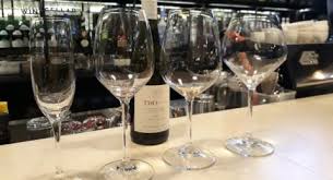 Gelas minum merupakan peralatan rumah tangga yang wajib kita miliki sebab kita memakainya setiap hari. Kumpulan Berita Beda Gelas Beda Gelas Beda Cara Minum Anggur Kok Bisa