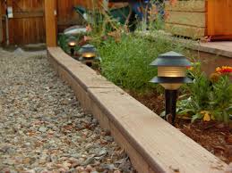 Bordure en bois d'acacia avec cadre métallique pour clôturer votre jardin ou retenir la terre de vos talus. 1001 Idees Deco Fantastiques Avec Bordure De Jardin