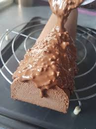 Buche Chocolat Cremeux Praline Amande Cacahuetes Ou Classique Biscuit Moelleux Vanille Amande Cro Biscuits Moelleux Recette Gateau Noel Gateaux Et Desserts