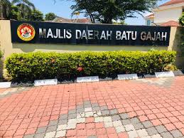 Beliau berkata setakat ini batu gajah yang mempunyai seramai 140,000 penduduk hanya berstatus majlis daerah. Facebook