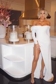 Khloe Kardashian Just Debuted A Parisian Microbob And We Re In Love With It In 2020 Khloe Kardashian Outfits Khloe Kardashian Style Khloe Kardashian Photos