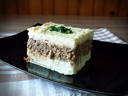 Ungem vasul sau cratiţa cu unt sau ulei şi arânjăm primul strat de cartofi (cartofii să fie căt mai compact arânjaţi). Musaca De Cartofi Cu Ciuperci Vegetariana Retetele Mele Dragi