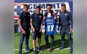 La secretaría de salud de hidalgo levantó una sanción económica a pachuca después que el club superó el 40 por ciento de aforo para el de igual forma, el organismo pidió a la federación mexicana de futbol que se manifieste sobre lo que ocurrió en las gradas del estadio hidalgo este miércoles. Cruz Azul Regala Playera A Zombie De Club De Cuervos