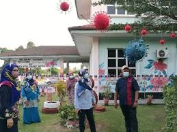 Untuk anda yang sedang mencari hiasan hari raya yang sesuai untuk rumah, pejabat, dan juga pentas, lihatlah pilihan kami! Penggunaan Barangan Kitar Semula Curi Tumpuan