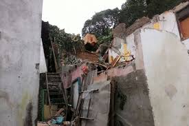 Maybe you would like to learn more about one of these? Pohon Besar Tumbang Timpa Rumah Warga 7 Orang Terluka