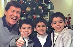 Открыть страницу «gianni morandi» на facebook. Tre Figli E Cinque Nipoti Ecco La Splendida Famiglia Di Gianni Morandi A 73 Anni Il Cantante Attivissimo Sui Social E Sempre Sulla Cresta Dell Onda Il Suo Piu Grande Successo L Ha Pero