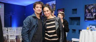 A raíz de esta serie, la actriz compartió en su cuenta de instagram una fotografía junto a «su hija» en la ficción, donde llamó la atención el gran. Matias Oviedo Desmiente A Fernanda Urrejola Sobre Casting En Ropa Interior Para Teleserie Pudahuel