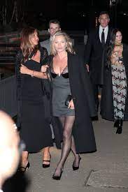 Au strălucit mai ceva ca modelele de pe podium. Demi Moore, cu câinele în  brațe, Salma Hayek, de mână cu soțul, la prezentarea Gucci