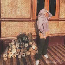 Ayah biasa dipanggil ubak ibu biasa dipanggil umak kakak biasa dipanggil aak adik biasa dipanggil adek mamang untuk panggilan paman dan bibi biasa dipanggil bibik/bik kakek biasa dipanggil akas nenek biasa. Potret Cantik Citra Kirana Dalam Balutan Hijab Anggun Dan Memesona