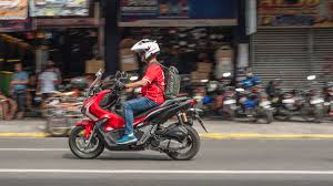 Honda adv150 merupakan motor skutik penjelajah jalanan yang canggih yang memiliki desain bodi yang futuristik dan manly sesuai dengan karakter pengendara yang aktif. 2020 Honda Adv 150 Review Price Photos Features Specs