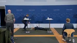Eriksen se desmaya de forma sorpresiva en medio del duelo de eurocopa. Dinamarca La Directora De La Agencia Del Medicamento De Dinamarca Se Desmaya En Plena Rueda De Prensa Publico