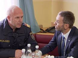 Der kanzler schießt sich auf innenminister kickl ein. Kickl Will Anderungen Bei Polizisten Prufung Steiermark Orf At