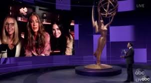 With jennifer aniston, courteney cox, lisa kudrow, matt leblanc. Emmy Awards Zorgen Voor Mini Friends Reunie Het Nieuwsblad Mobile