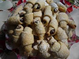 Se curata mai usor daca sunt oparite si apoi se clatesc cu a. Cornulete Fragede Cu Gem De Prune Si Nuca Reteta Secreta A Bunicii Kfetele