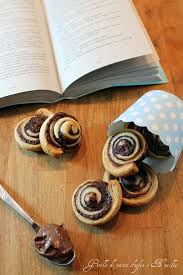 Le cocotte di pasta sfoglia sono un secondo piatto sfizioso e scenografico composto da croccanti scrigni di preparazione cocotte di pasta sfoglia. Girelle Facili Di Pasta Sfoglia E Nutella Donnepasticcione