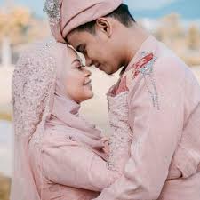 Model baju yang satu ini akan tampak sangat mewah warna emas pun menghiasi pakaian dari adat bugis yang satu ini. Baju Kahwin Peach
