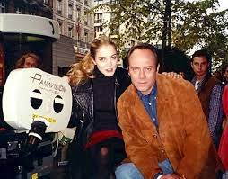 Claudia gerini (*dec 18, 1971) + carlo verdone (*nov 17, 1950). Carlo Verdone E Claudia Gerini Nel Backstage Di Sono Pazzo Di Iris Blond A Bruxelles Verdone Backstage Iris