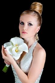 Die trendfrisur der 60/70er hat sich auch in der gegenwart durchgesetzt und wird sehr gerne für den festival bzw. Brautfrisur Im 60er Jahre Style Frisuren Fur Die Hochzeit