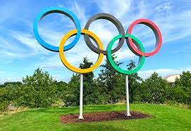 Um evento grandioso, realizado a cada quatro anos desde sua criação, os jogos olímpicos simbolizam a unificação de diferentes raças, cores e etnias.todos os povos unidos pela paixão ao esporte, este é o significado da bandeira símbolo dos jogos, criada pelo francês pierre de frédy, composta por cinco arcos entrelaçados, cada qual representando um continente. Olimpiadas Tokio 2020 1 Hermandad Y Competencia Deportiva Dupao News
