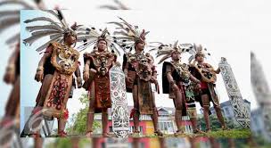 Pakaian tradisional jambi seperti yang ada di daerah pulau sumatera yang lain, juga disebut dengan pakaian adat melayu. Pakaian Adat Kalimantan Barat Beserta Penjelasan Lengkap