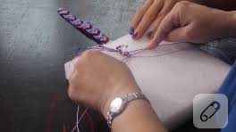 Makrome bileklik yapimi resimli anlatim ile ilgili gorsel sonucu bileklik arkadaslik bilekligi boncuklu taki desen. Renkli Lastiklerle Bileklik Yapimi 10marifet Org