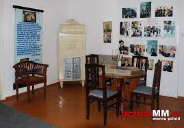 Noaptea trecută, casa memorială 'elie wiesel' din sighetul marmaţiei a fost vandalizată, pe zidurile exterioare ale imobilului fiind scrise mesaje cu caracter antisemit şi insultător. AtracÈie CaÈi TuriÈti ViziteazÄ Casa MemorialÄ Elie Wiesel Din Sighetu MarmaÈiei Actualmm Ro Ètiri