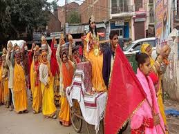 Kalash Yatra started while singing bhajan-kirtan with lively floats जीवंत  झांकियों के साथ भजन-कीर्तन करते हुए निकली कलश यात्रा, Kannauj Hindi News -  Hindustan