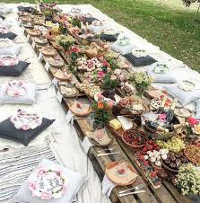 Flower Power Picnic Outdoorlife Eatoutside Picnic Wedding Tuinfeestoutdoorparty Hinterhof Partys Picknickparty Brunch Hochzeit