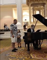 Ce papa gaga de sa fille lui chante les paroles you are so beautiful. Un Pere A Chante La Serenade A Sa Fille En Lui Chantant Ave Maria A Disneyworld Et Son Interpretation Est Vite Devenue Virale