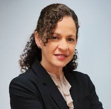 Reconocemos a la Dra. Liz Pagán, directora de la Decep y de la oficina de  Educación a Distancia, y al Dr. Ernesto Soto, profesor del Departamento de  Administración de Empesas, por lograr