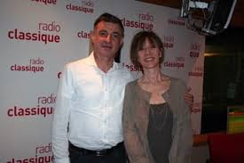 Virginie lemoine devra attendre 2001 pour décrocher ce qui reste encore aujourd'hui le rôle de sa carrière dans la série famille d'acceuil. La Sincerite De Virginie Lemoine
