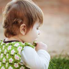 Bébé Mange Des Choses (Très) Bizarres ! - Magicmaman.com
