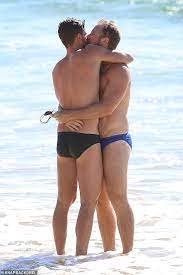 Hamish macdonald has made his red carpet debut with partner jacob fitzroy at the gq gentlemen's ball in melbourne on thursday night. Q A Host Hamish Macdonald Packs Kisses His Boyfriend Jacob Fitzroy At Coogee Beach Duk News