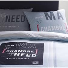 Du bleu marine, associé à ce jaune gold et des motifs. Housse De Couette Ado Accessoires Deco Pour Chambre Ado Kolorados