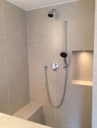 Walk In Dusche Mit Sitzbank Und Nische Walk In Dusche Badezimmer Dusche Fliesen Dusche