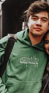 cth archive على X: "calum was probably wearing his empathy hoodie. let's  take a minute to appreciate how he looks so good wearing green.  https://t.co/6SUOU5wVcO"