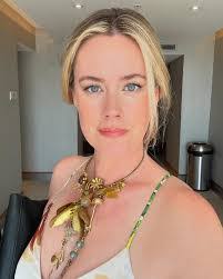 Julia Hawk's Instagram, Twitter & Facebook