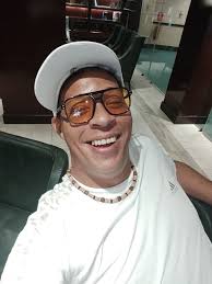 Me dijeron que tú estabas triste... Mira pa' ca: es salud lo que hay que  tener, y una familia a quien amar, el resto es bobería. El dinero si lo  quieres: trabájalo