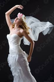 Check spelling or type a new query. Frau In Hochzeitskleid Tanzen Foto Vorratig Crushpixel