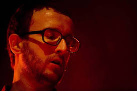 Gitarrist Dennis Becker während eines Konzerts in