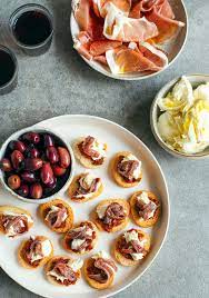 Antipasto on a wooden board. Cheat Dinner Party Fur 6 In Der Kuche Stecken Dinner Party Dinner Cooking